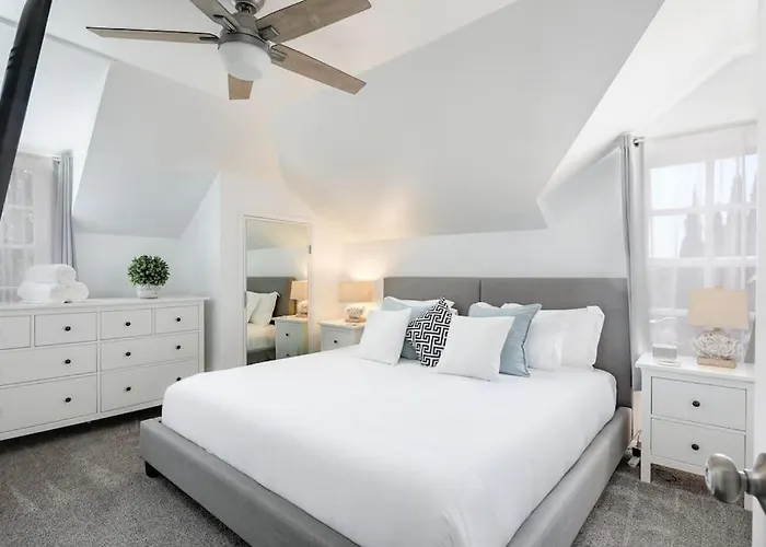 3 Bedroom 2 Bath House With Parking - 10 Guests