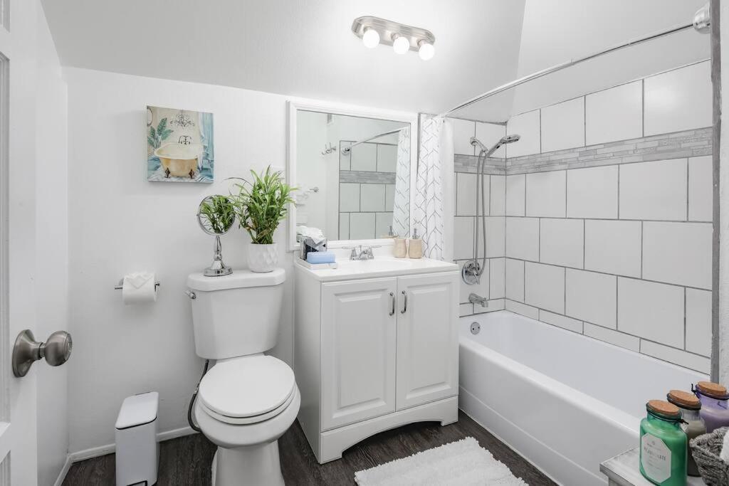 3 Bedroom 2 Bath House With Parking - 10 Guests San Diego
