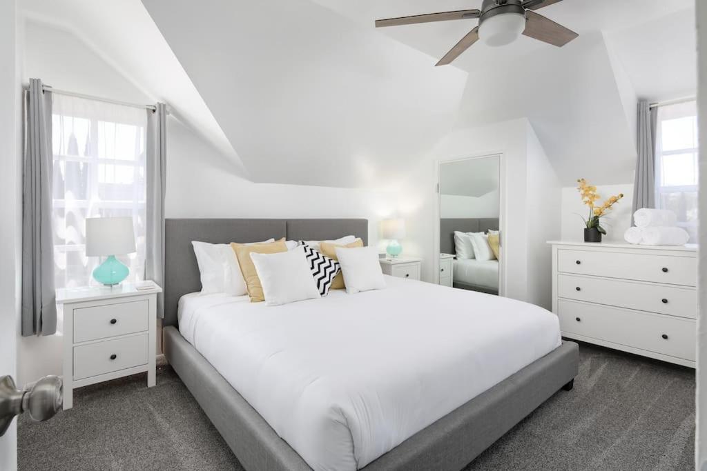 Holiday home 3 Bedroom 2 Bath House With Parking - 10 Guests San Diego