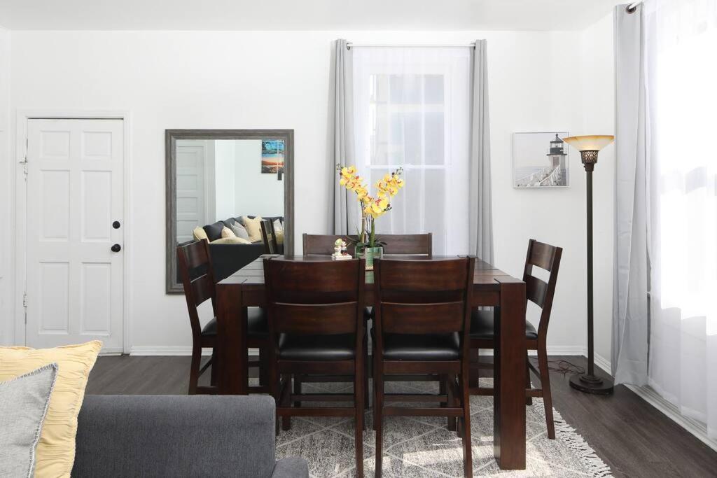 3 Bedroom 2 Bath House With Parking - 10 Guests Holiday home San Diego